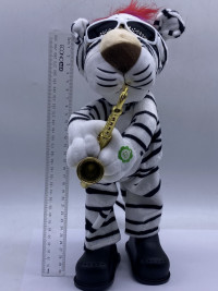 2021-178 Тигр с саксофоном танцует, играет музыка